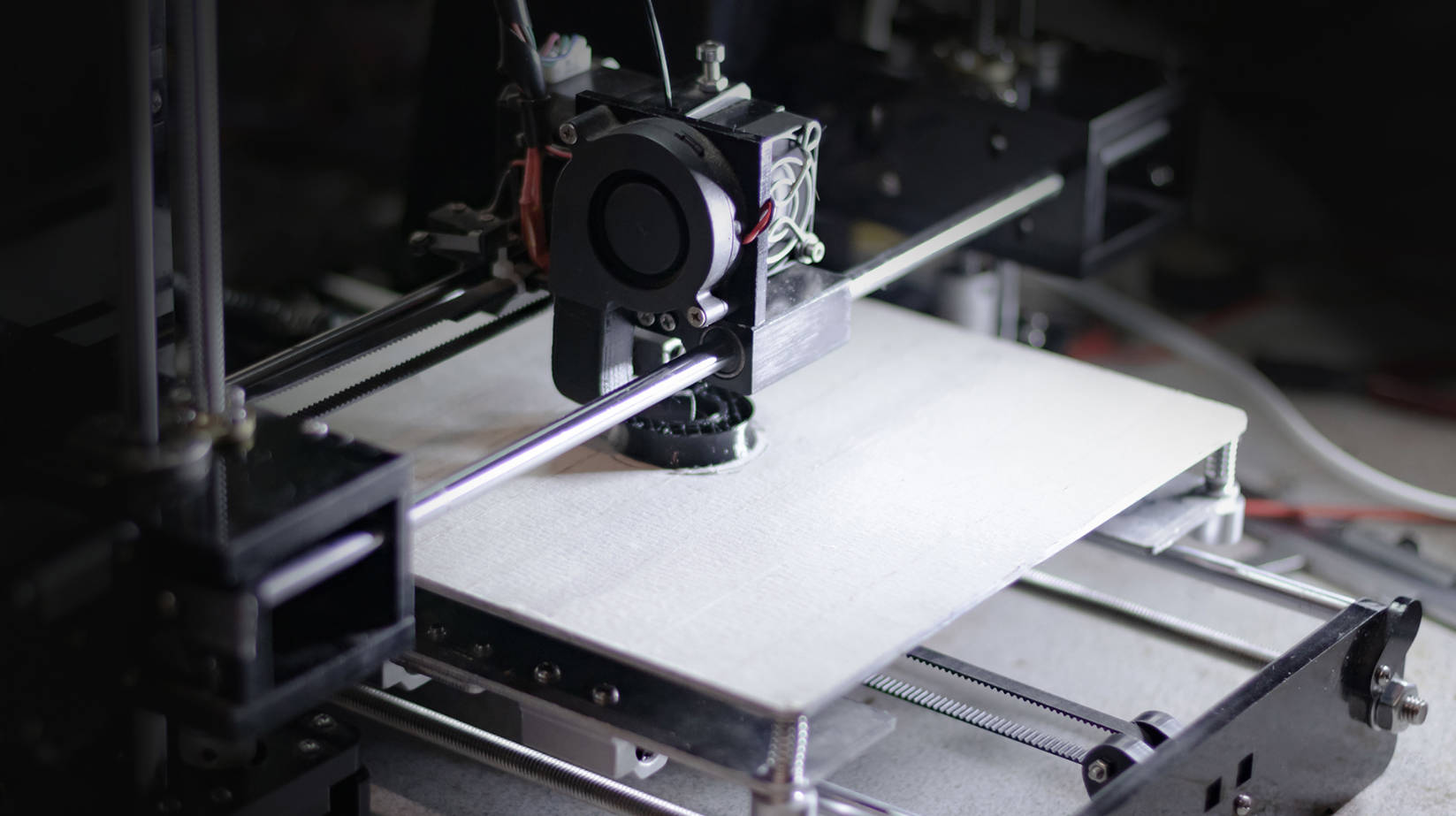 Rapid Prototyping for Complex Geometries: How SLS and Multi-Axis CNC Machines Stack Up？